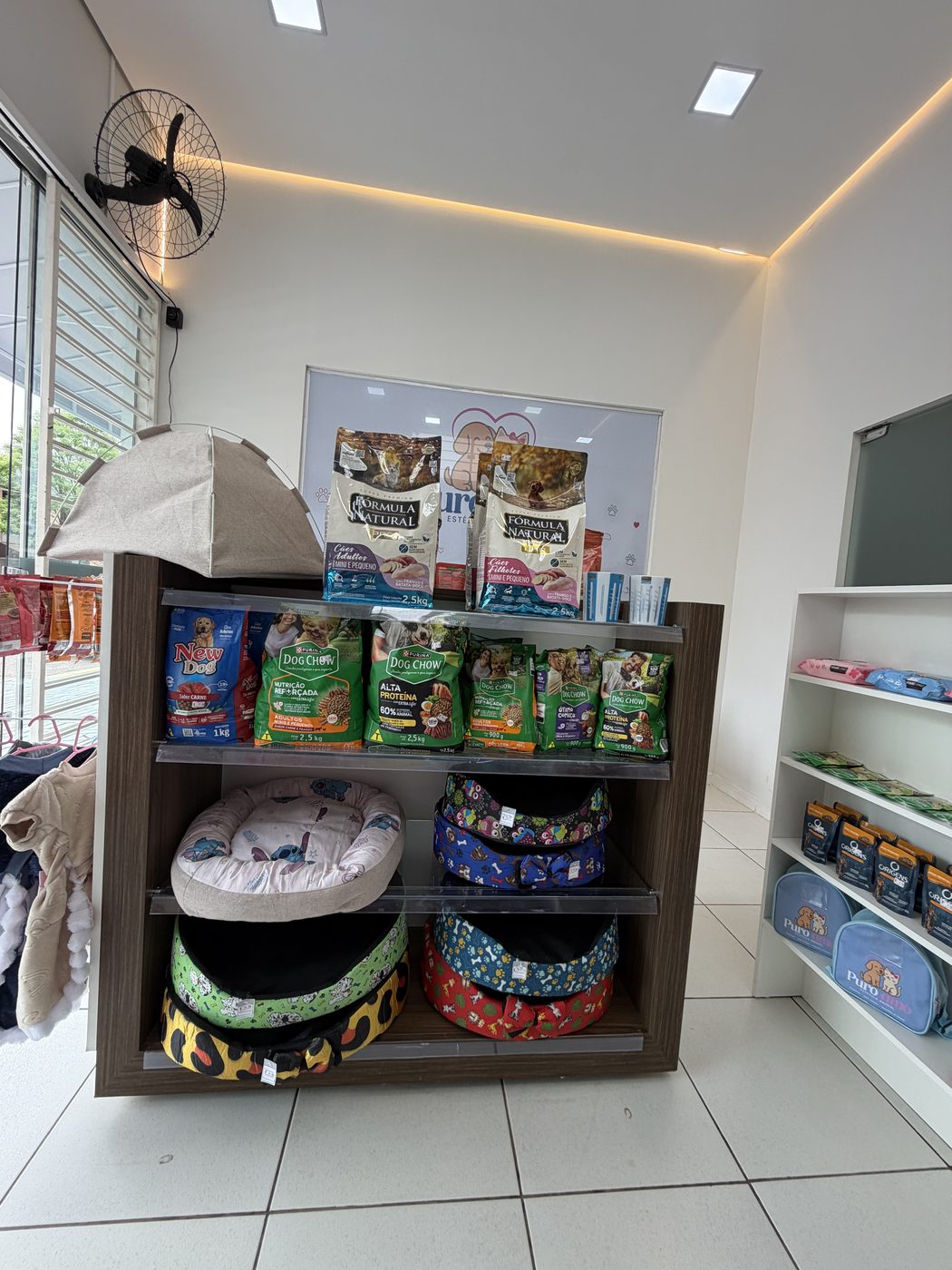 Prateleira de produtos para pets